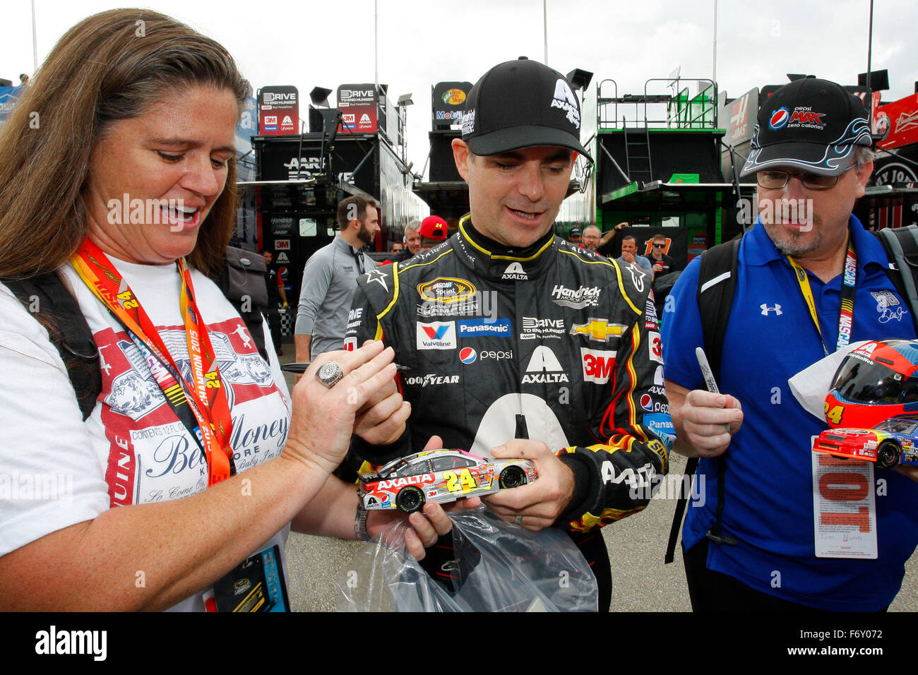 Homestead, Floride, USA. 21 Nov, 2015. Homestead, Floride - Nov 21, 2015 : Jeff Gordon (24) signe quelques autographes pour les fans avant de pratiquer pour la Chevrolet Volt 2011 400 à Homestead Miami Speedway à Homestead, FL. Credit : csm/Alamy Live News Banque D'Images