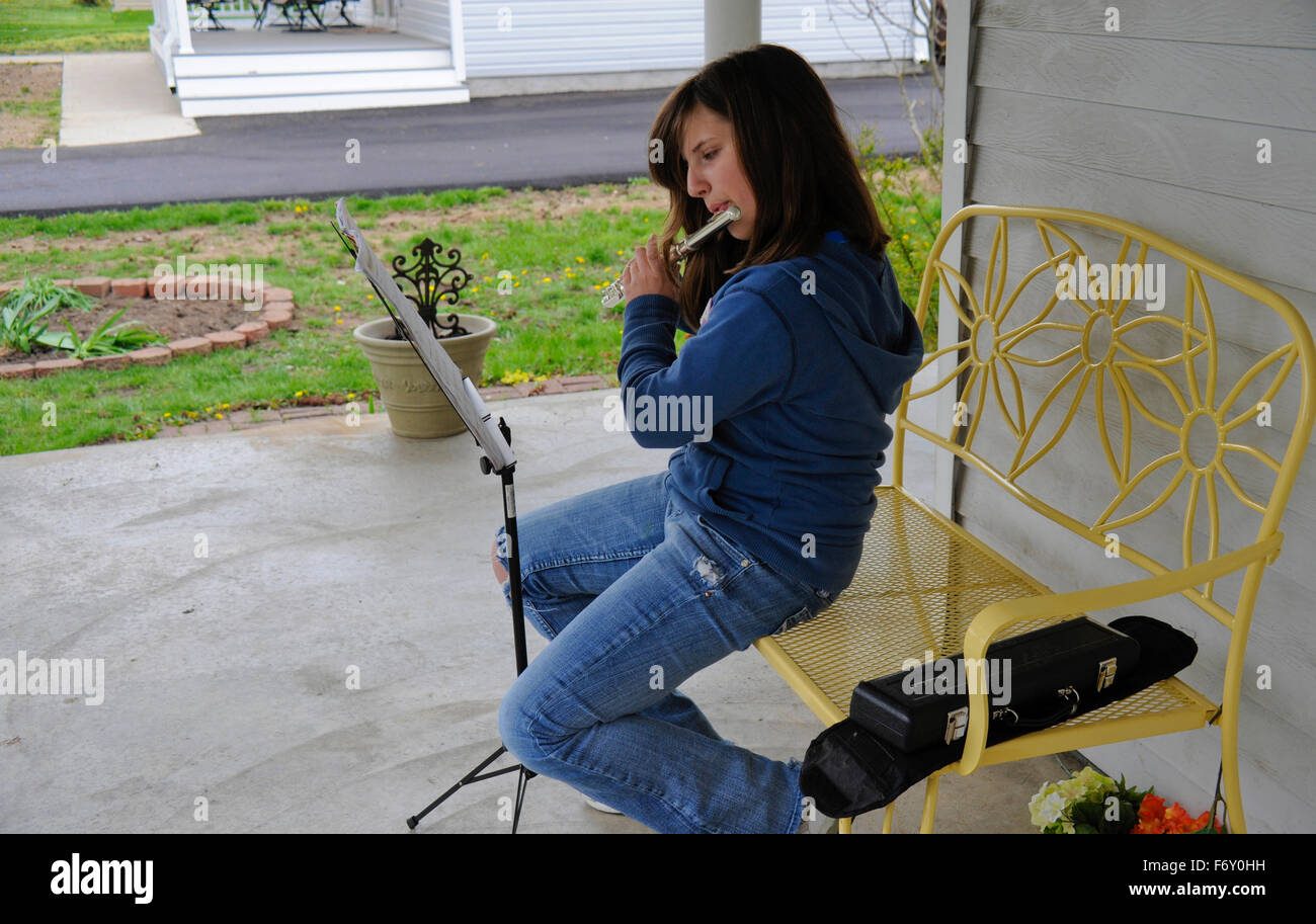 Pré-ado fille jouant sa clarinette pour l'orchestre de l'école. Indiana Banque D'Images