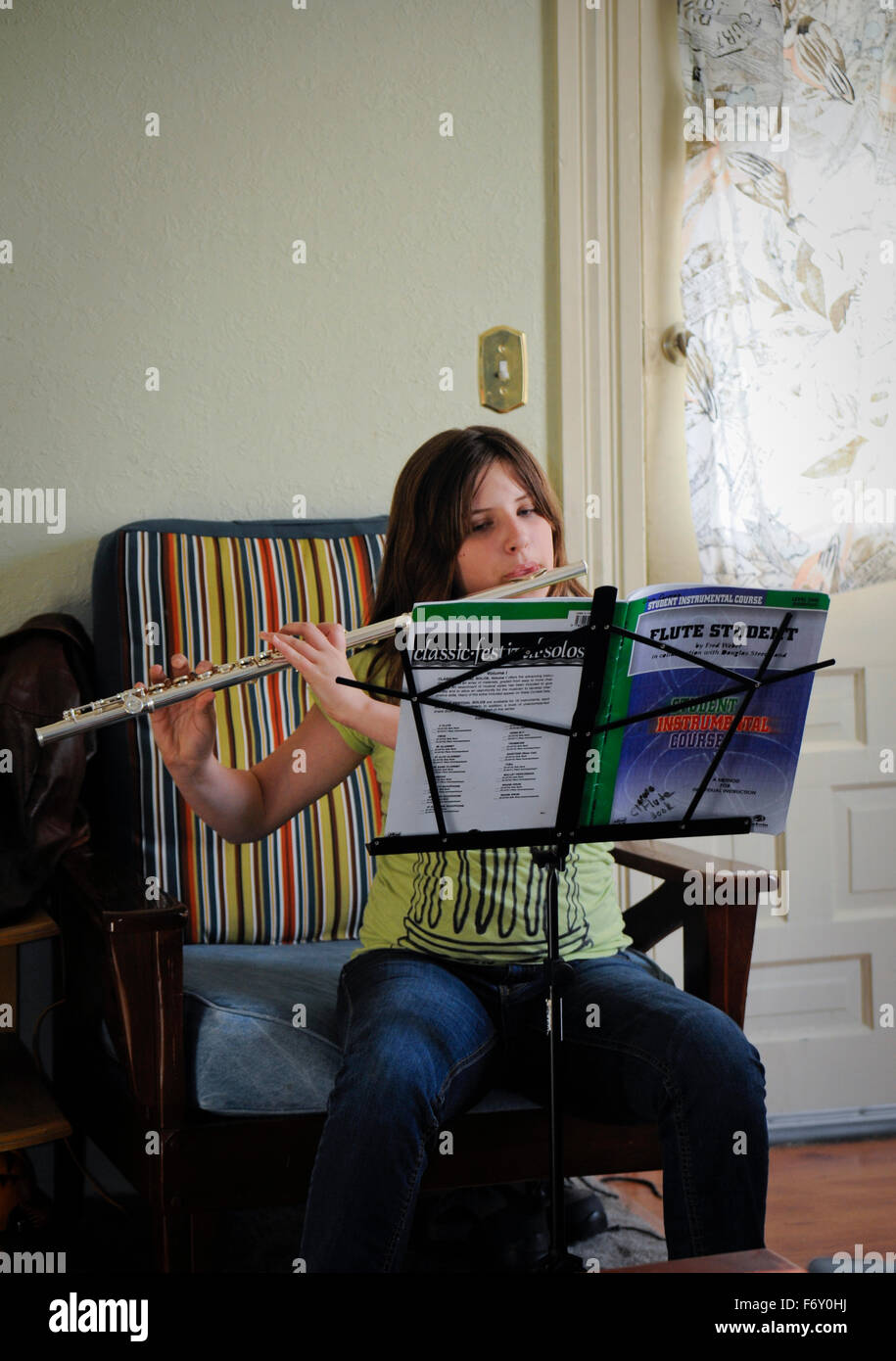 Pré-ado fille jouant sa clarinette pour l'orchestre de l'école. Indiana Banque D'Images