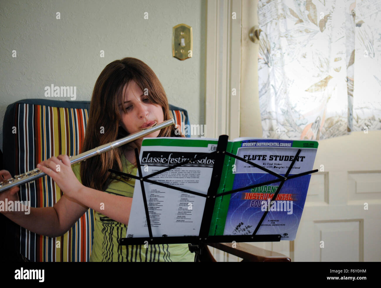 Fille préadolescente de 12 ans pratiquer sa clarinette pour l'orchestre de l'école. Indiana Banque D'Images
