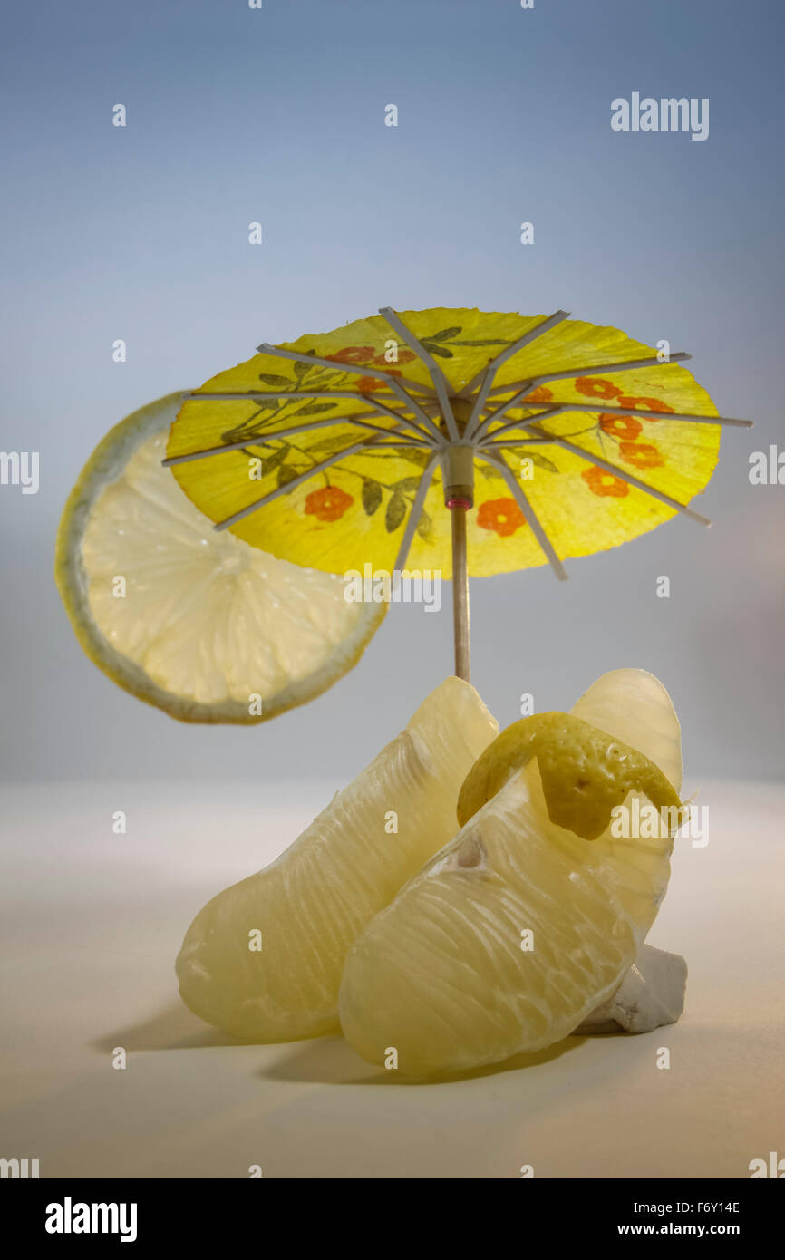 Deux morceaux de citron sous le parasol Banque D'Images