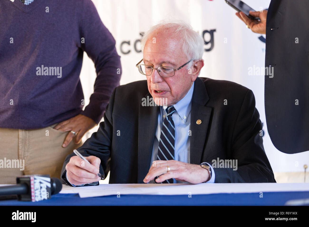 Le sénateur américain et le candidat démocrate Bernie Sanders signe les formulaires pour s'inscrire à la primaire démocrate en Caroline du Sud lors de la Jamboree bleu, 21 novembre 2015 à North Charleston, Caroline du Sud. Banque D'Images Le sénateur américain et le candidat démocrate Bernie Sanders signe les formulaires pour s'inscrire à la primaire démocrate en Caroline du Sud lors de la Jamboree bleu, 21 novembre 2015 à North Charleston, Caroline du Sud. Banque D'Images