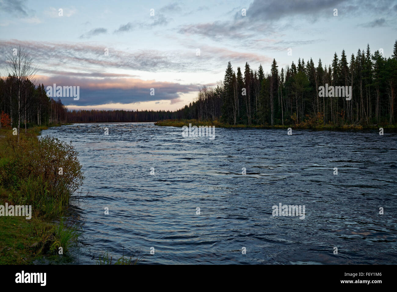Rovaniemi, Laponie, Finlande. 28 Sep, 2015. Vaattunkijoki river à Rovaniemi, Laponie, Finlande, le 28 septembre 2015. Photo : PETER ENDIG/DPA - PAS DE FIL - SERVICE/dpa/Alamy Live News Banque D'Images