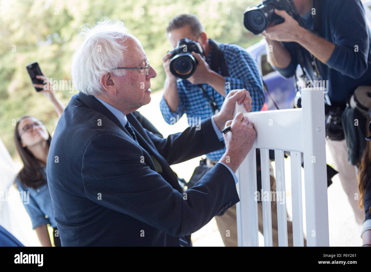 Le sénateur américain et le candidat démocrate Bernie Sanders signe le retour d'une chaise à bascule au cours de la Jamboree bleu, 21 novembre 2015 à North Charleston, Caroline du Sud. Banque D'Images Le sénateur américain et le candidat démocrate Bernie Sanders signe le retour d'une chaise à bascule au cours de la Jamboree bleu, 21 novembre 2015 à North Charleston, Caroline du Sud. Banque D'Images