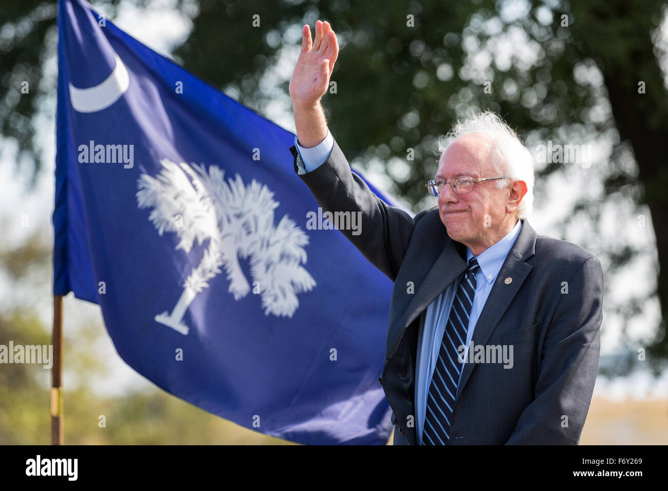 Le sénateur américain et le candidat démocrate Bernie Sanders vagues pour partisans pendant la campagne Jamboree Bleu 21 novembre 2015 événement à North Charleston, Caroline du Sud. Banque D'Images Le sénateur américain et le candidat démocrate Bernie Sanders vagues pour partisans pendant la campagne Jamboree Bleu 21 novembre 2015 événement à North Charleston, Caroline du Sud. Banque D'Images