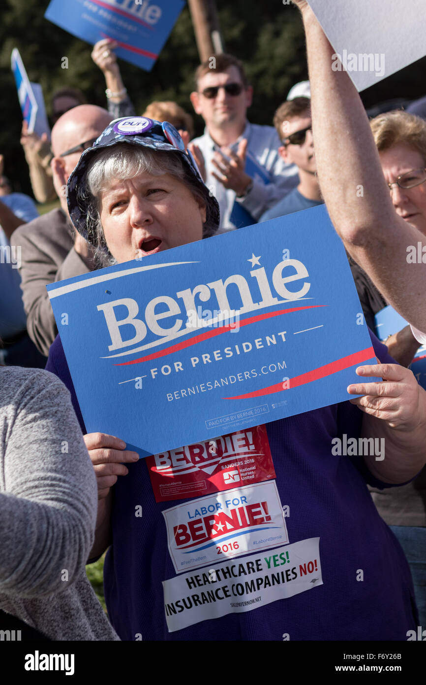 Les partisans du sénateur américain et le candidat démocrate Bernie Sanders cheer durant son allocution au Jamboree bleu événement de campagne, le 21 novembre 2015 à North Charleston, Caroline du Sud. Banque D'Images Les partisans du sénateur américain et le candidat démocrate Bernie Sanders cheer durant son allocution au Jamboree bleu événement de campagne, le 21 novembre 2015 à North Charleston, Caroline du Sud. Banque D'Images
