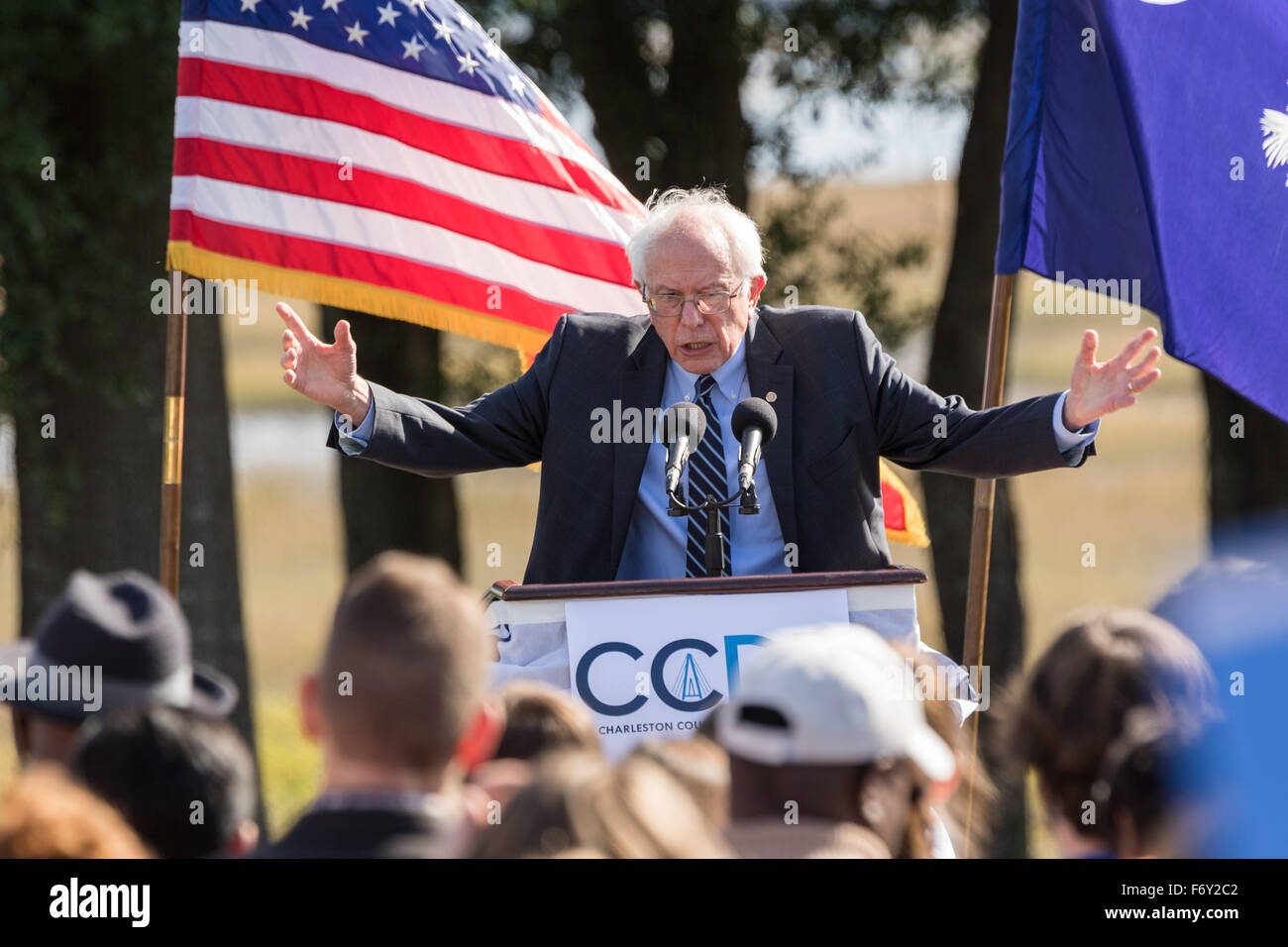 Le sénateur américain et le candidat démocrate Bernie Sanders partisans adresses pendant l'événement de campagne Jamboree bleu, 21 novembre 2015 à North Charleston, Caroline du Sud. Banque D'Images Le sénateur américain et le candidat démocrate Bernie Sanders partisans adresses pendant l'événement de campagne Jamboree bleu, 21 novembre 2015 à North Charleston, Caroline du Sud. Banque D'Images
