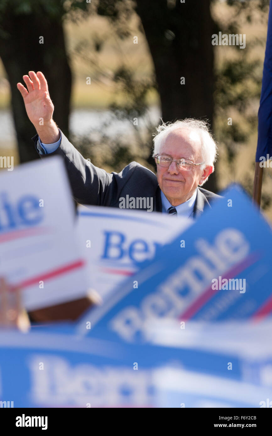 Le sénateur américain et le candidat démocrate Bernie Sanders vagues aux partisans après son discours à l'événement de campagne Jamboree bleu, 21 novembre 2015 à North Charleston, Caroline du Sud. Banque D'Images Le sénateur américain et le candidat démocrate Bernie Sanders vagues aux partisans après son discours à l'événement de campagne Jamboree bleu, 21 novembre 2015 à North Charleston, Caroline du Sud. Banque D'Images