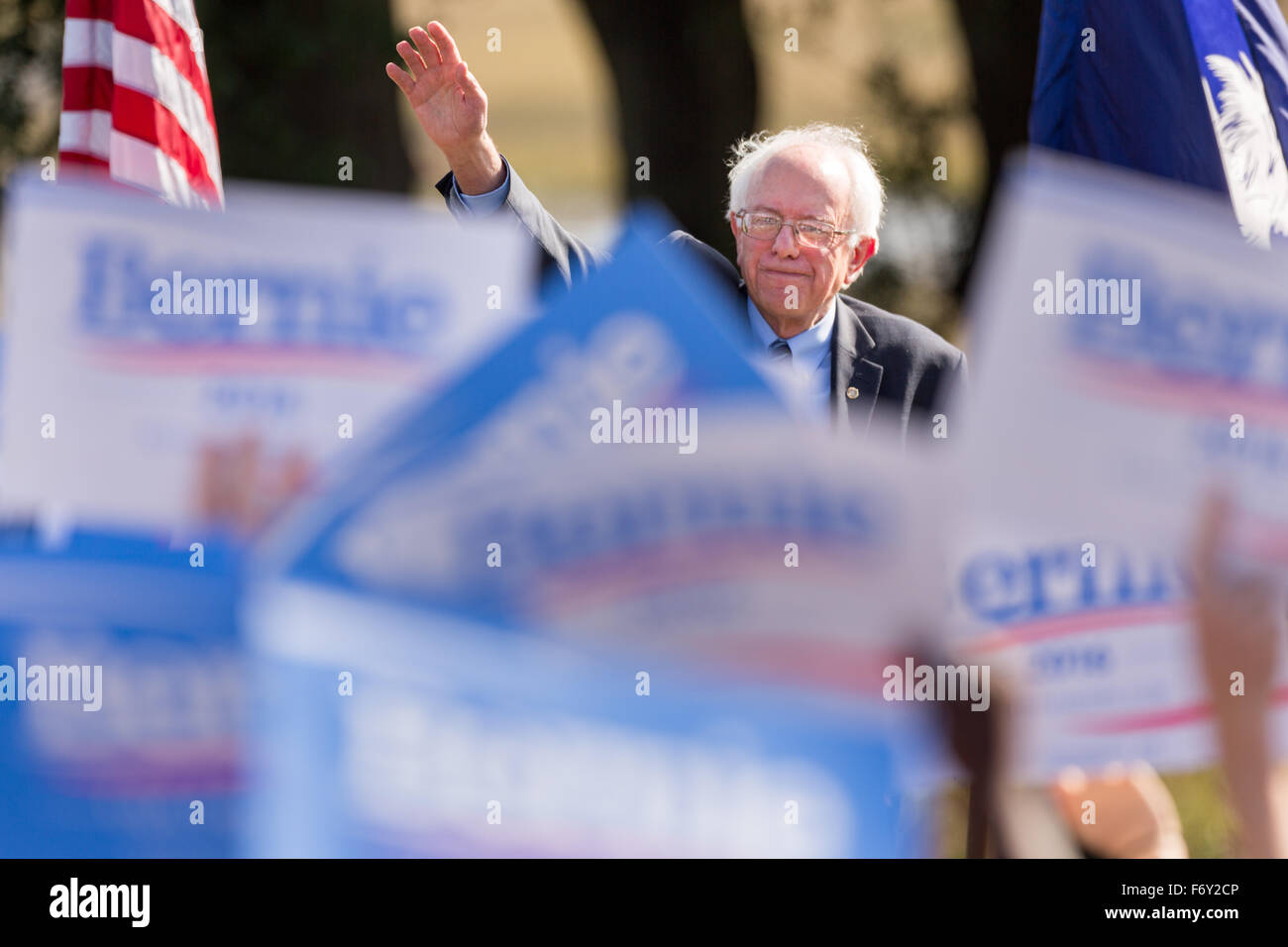 Le sénateur américain et le candidat démocrate Bernie Sanders vagues aux partisans après son discours à l'événement de campagne Jamboree bleu, 21 novembre 2015 à North Charleston, Caroline du Sud. Banque D'Images Le sénateur américain et le candidat démocrate Bernie Sanders vagues aux partisans après son discours à l'événement de campagne Jamboree bleu, 21 novembre 2015 à North Charleston, Caroline du Sud. Banque D'Images