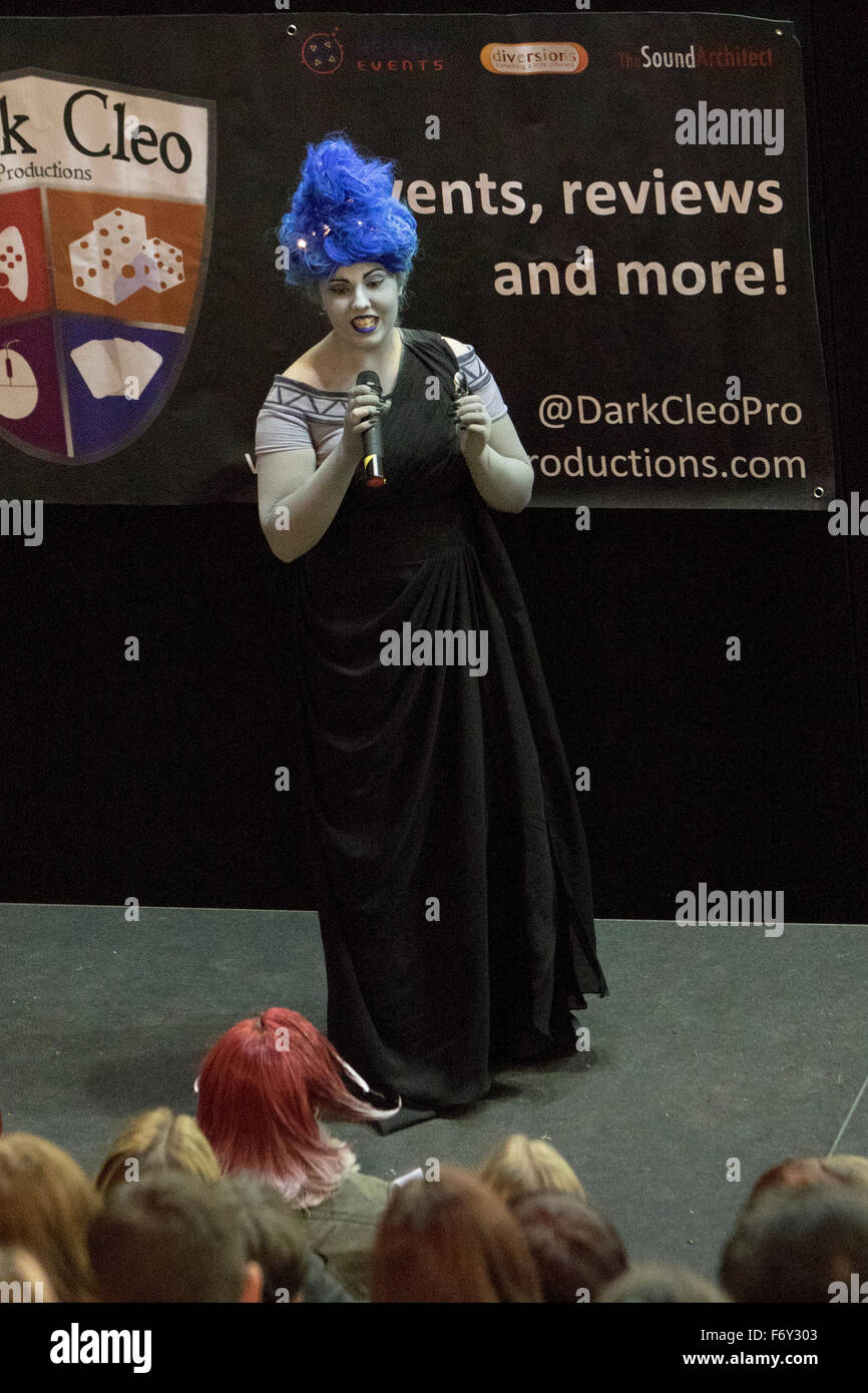 Newcastle, UK, 21 Nov, 2015. Concours de cosplay les actes de son concurrent pendant reverse Film & Comic Con à Newcastle Metro Radio Arena sur 2015 Crédit : Dan Cooke/Alamy Live News Banque D'Images