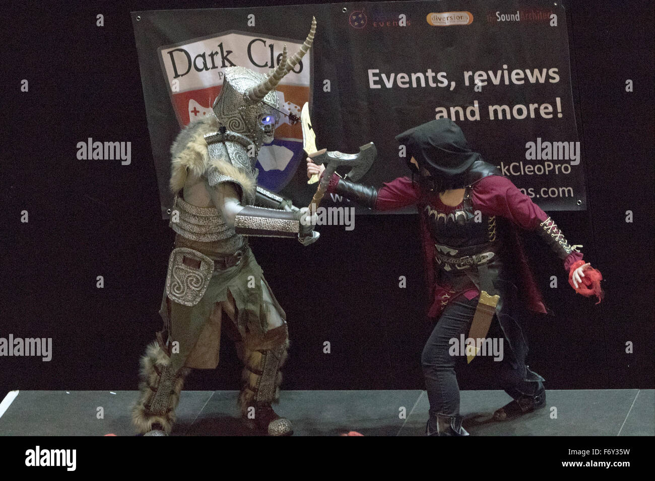 Newcastle, UK, 21 Nov, 2015. Compitioton competetors Cosplay hors la loi sur leur performance au Film & Comic Con à Newcastle Metro Radio Arena sur 2015 Crédit : Dan Cooke/Alamy Live News Banque D'Images