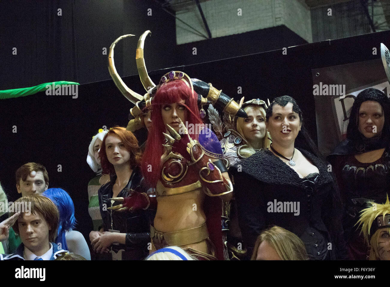 Newcastle, UK, 21 Nov, 2015. Les participants se réunissent de cosplay sur la scène après leur performance au cours de Film & Comic Con à Newcastle Metro Radio Arena sur 2015 Crédit : Dan Cooke/Alamy Live News Banque D'Images