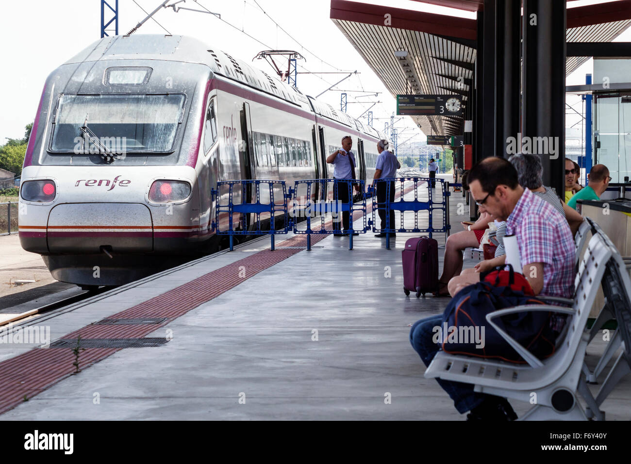 Tolède Espagne, Europe, Espagnol, hispanique hispanique Latins Latino Latinos, hispanophone, gare de Tolède, plate-forme, Renfe AVE train rapide, passe Banque D'Images