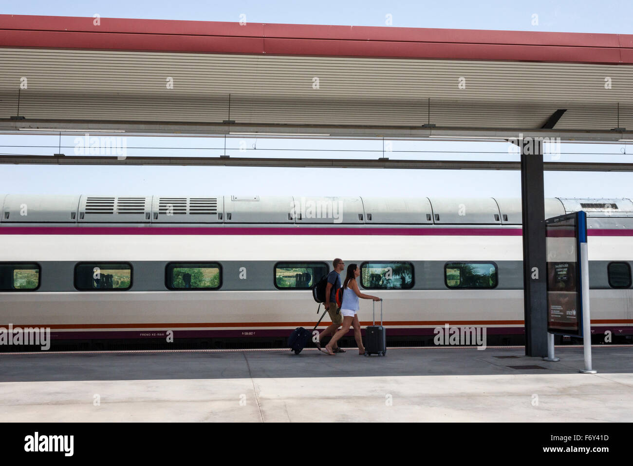 Tolède Espagne, Europe, Espagnol, hispanique hispanique Latins Latino Latinos, hispanophone, gare ferroviaire de Tolède, plate-forme, train rapide Renfe AVE, Hispa Banque D'Images
