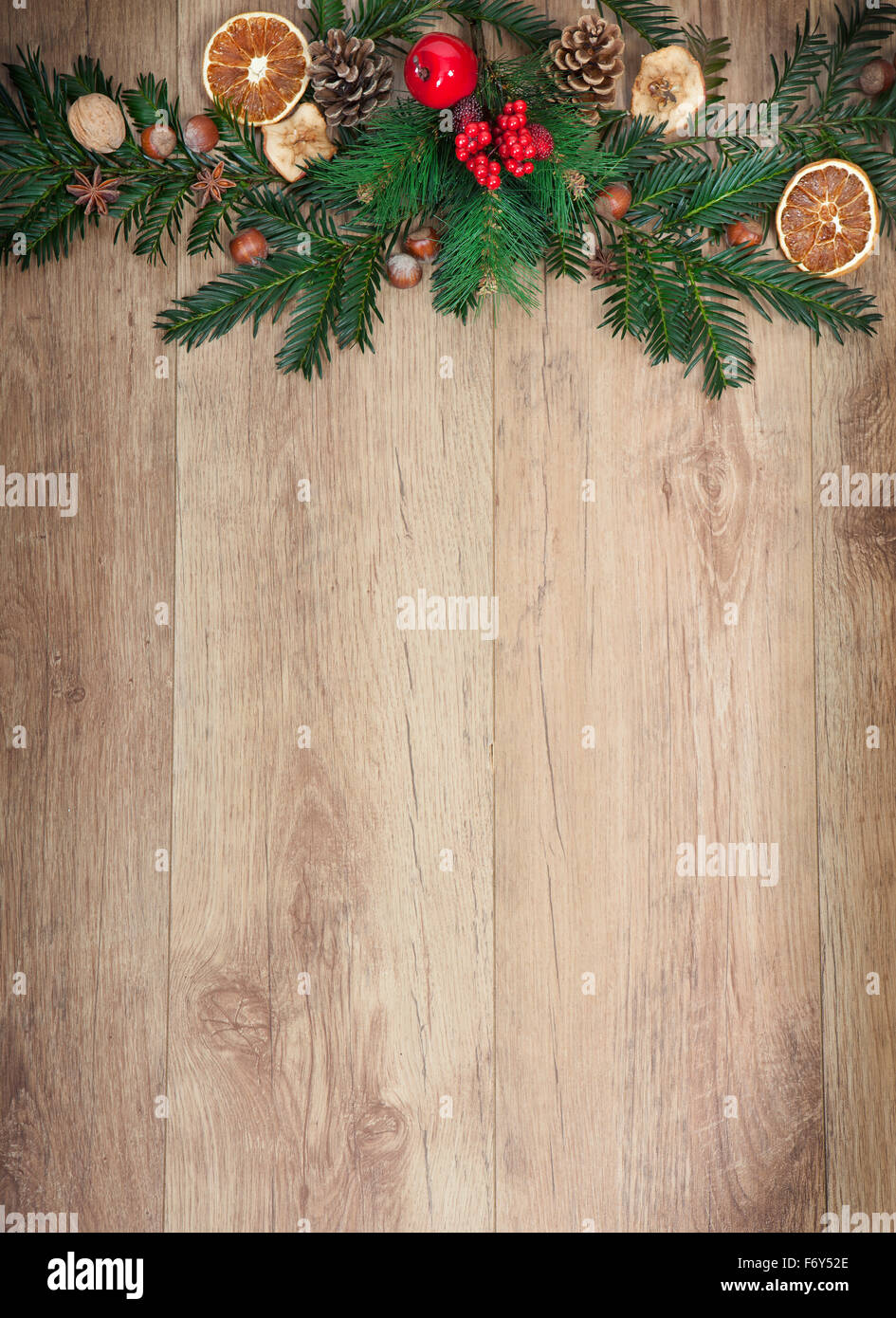 Un fond de bois avec des décorations de Noël Banque D'Images