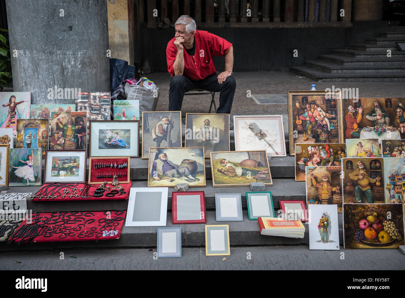 L'homme vente de peintures à Shota Rustaveli Avenue à Tbilissi, capitale de la Géorgie Banque D'Images
