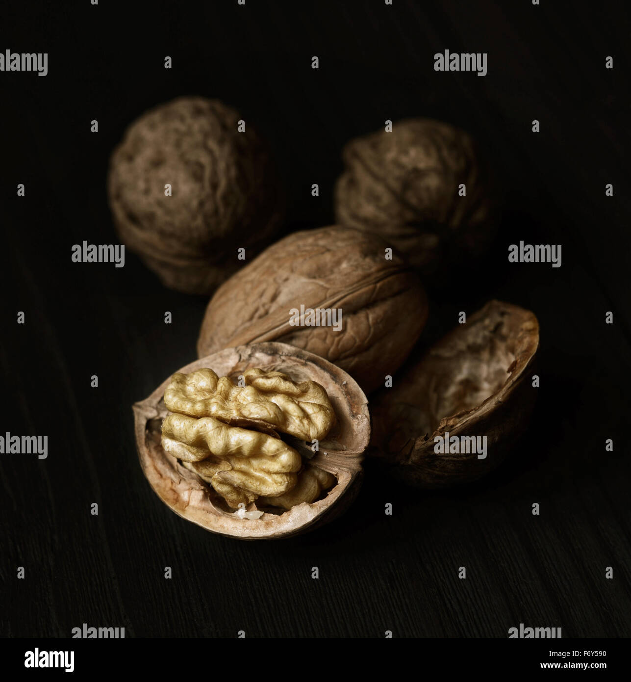 Les cerneaux de noix entiers et sur la vieille table en bois rustique Banque D'Images