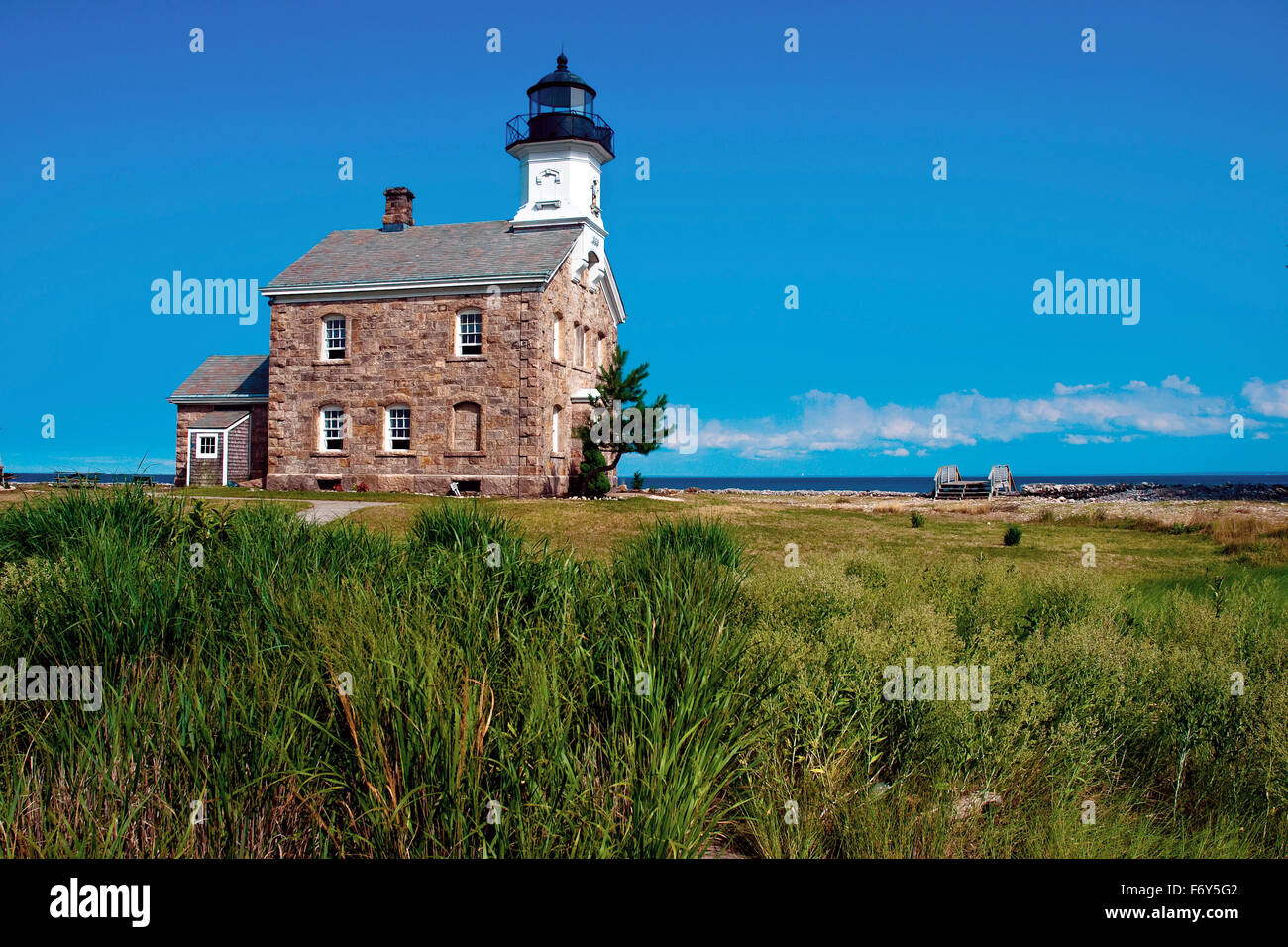 Sheffield Island Lighthouse invite les visiteurs à explorer cette île paisible. Le phare en pierre est désigné comme l'une des "châteaux du son." Banque D'Images