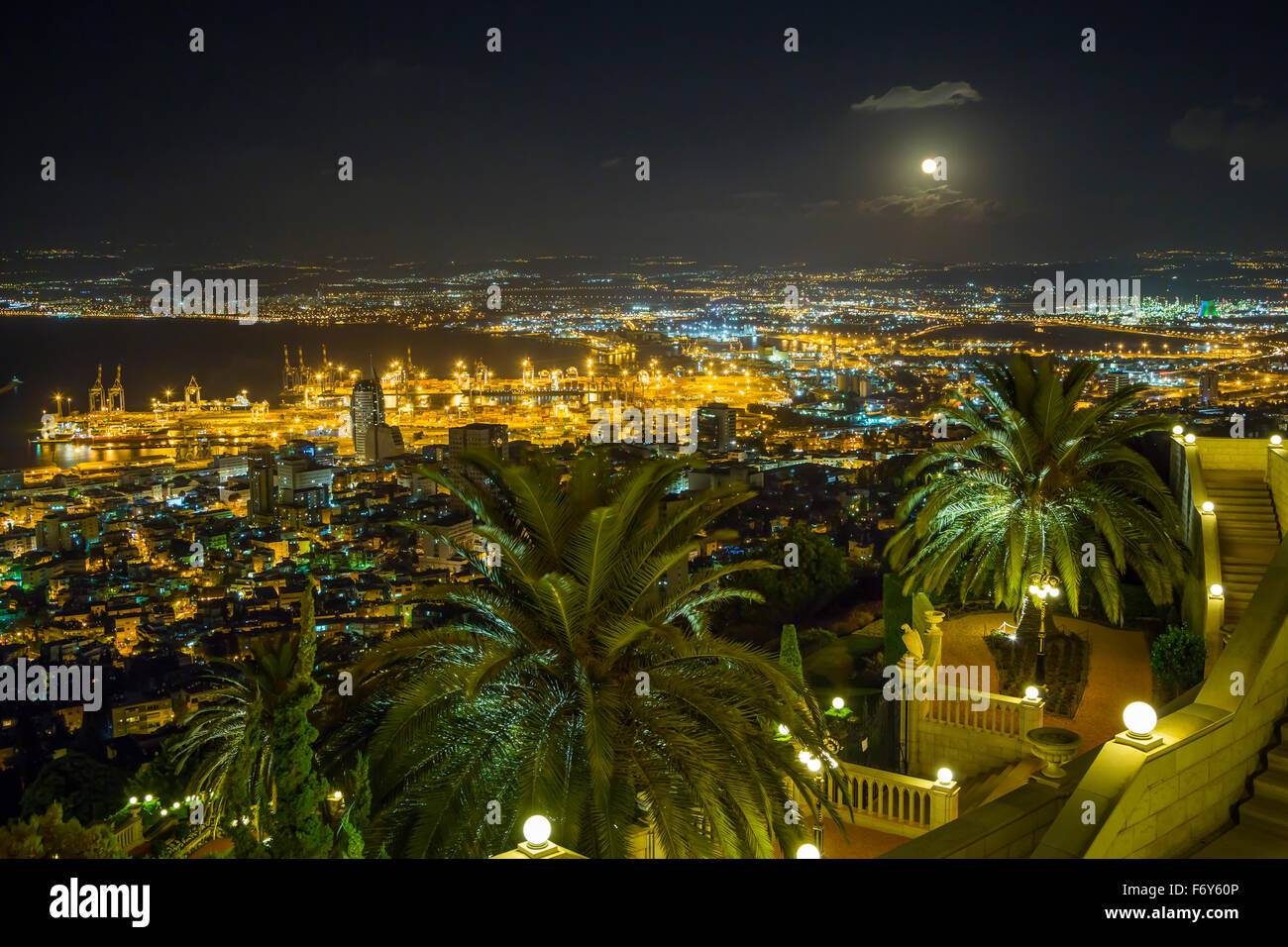 Une vue sur le port et la mer Méditerranée pendant la nuit de la Promenade Louis à Haïfa, Israël, Moyen Orient. Banque D'Images