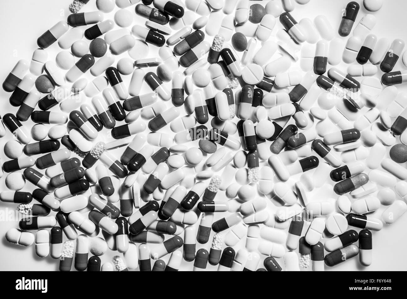 Image en arrière-plan de beaucoup de différentes pilules shot on white Banque D'Images