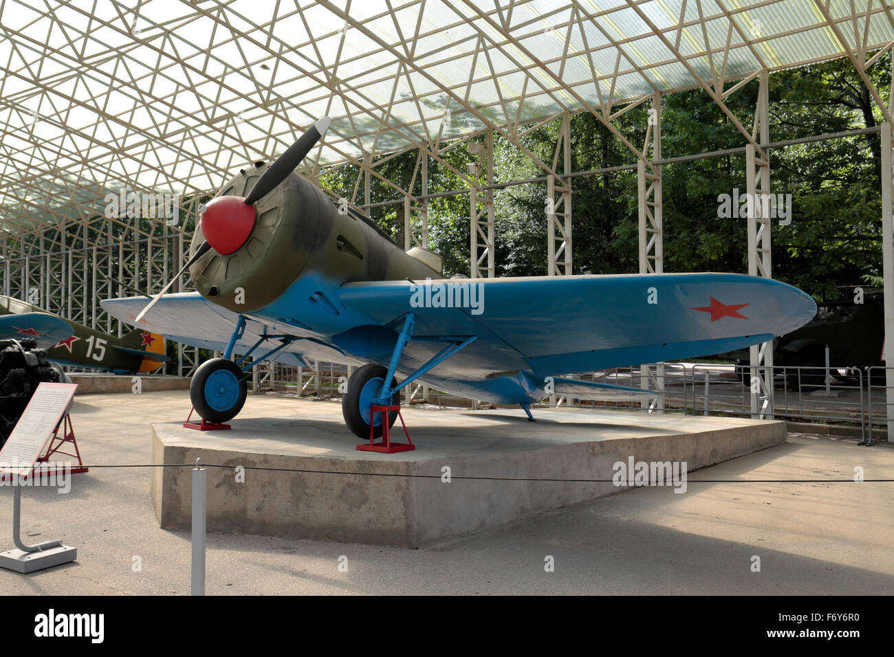 I-16 soviétique d'un avion de chasse de type 10 (maquette) à l'Exposition de matériel militaire dans la région de Park Pobedy, Moscou, Russie. Banque D'Images