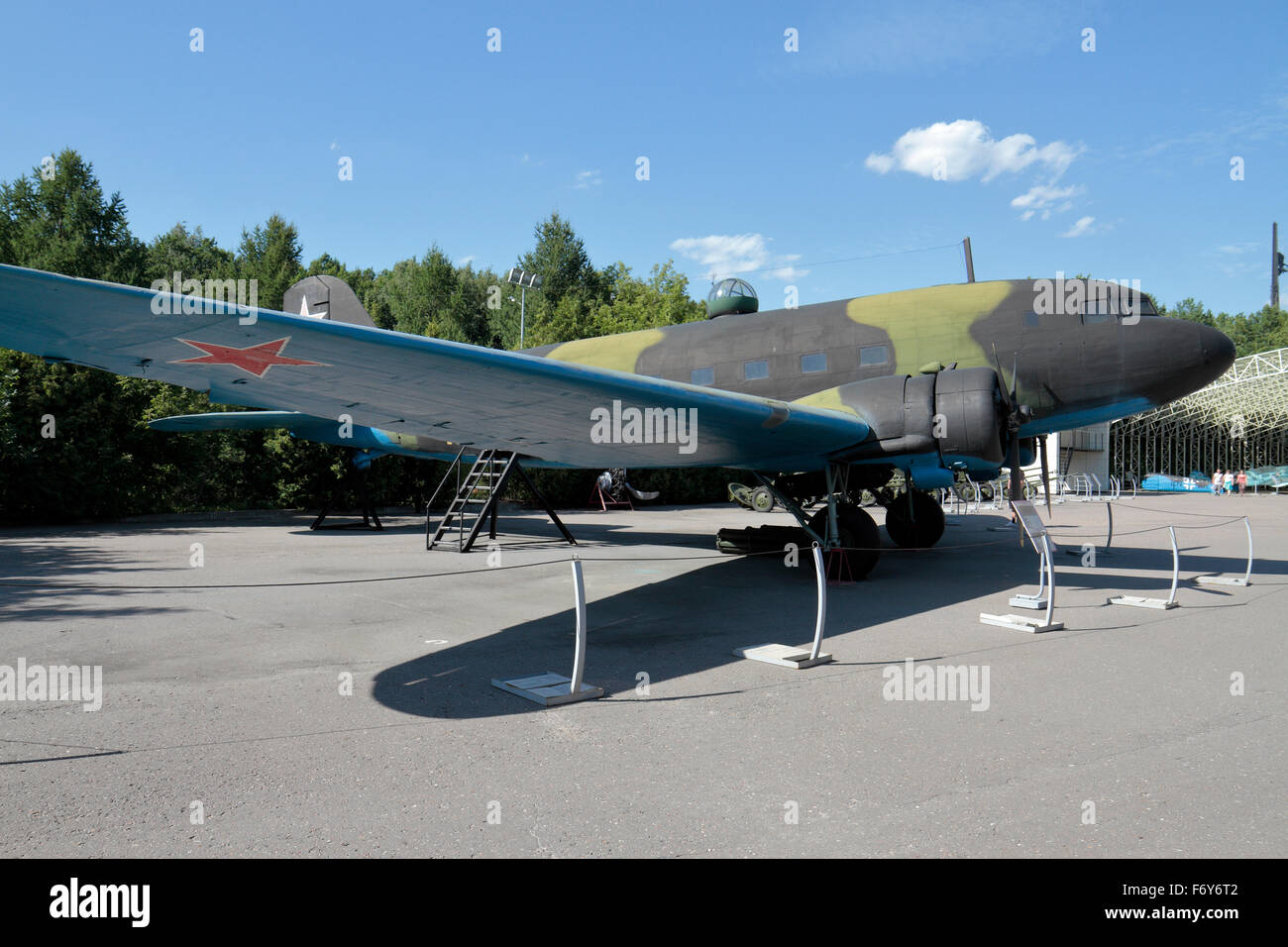 Li-2 soviétique d'un avion de transport militaire de la DEUXIÈME GUERRE MONDIALE dans l'Exposition de matériel militaire dans la région de Park Pobedy, Moscou, Russie. Banque D'Images