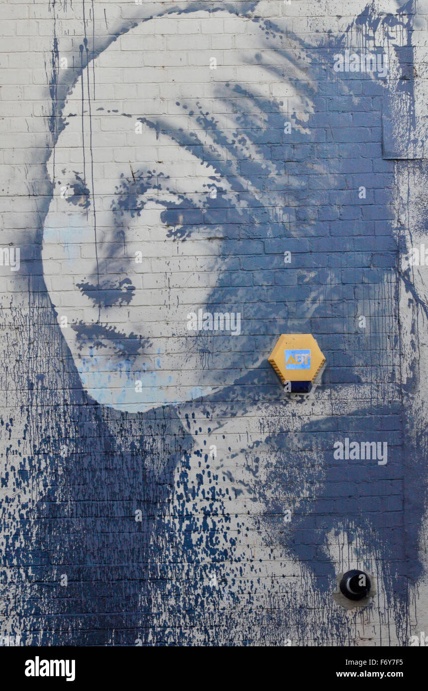 Banksy est un artiste graffiti rue. La fille avec le tympan percé,vu sur le côté de la paroi d'un immeuble Banque D'Images