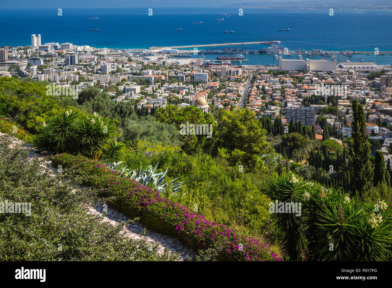 Une vue sur le port et la mer Méditerranée à partir de la Promenade Louis à Haïfa, Israël, Moyen Orient. Banque D'Images