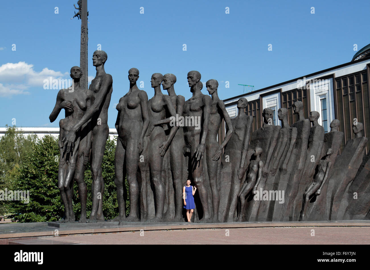 Une femme pose à côté de la "tragédie des nations", Monument commémoratif de l'Holocauste (un) dans le parc Pobedy (Parc de la Victoire), Moscou, Russie. Banque D'Images