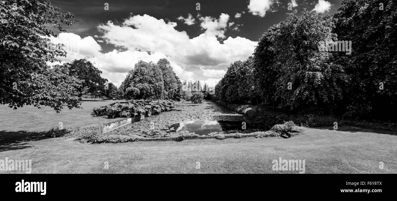 Grand lac étroit situé dans un grand jardin en Angleterre Essex Banque D'Images