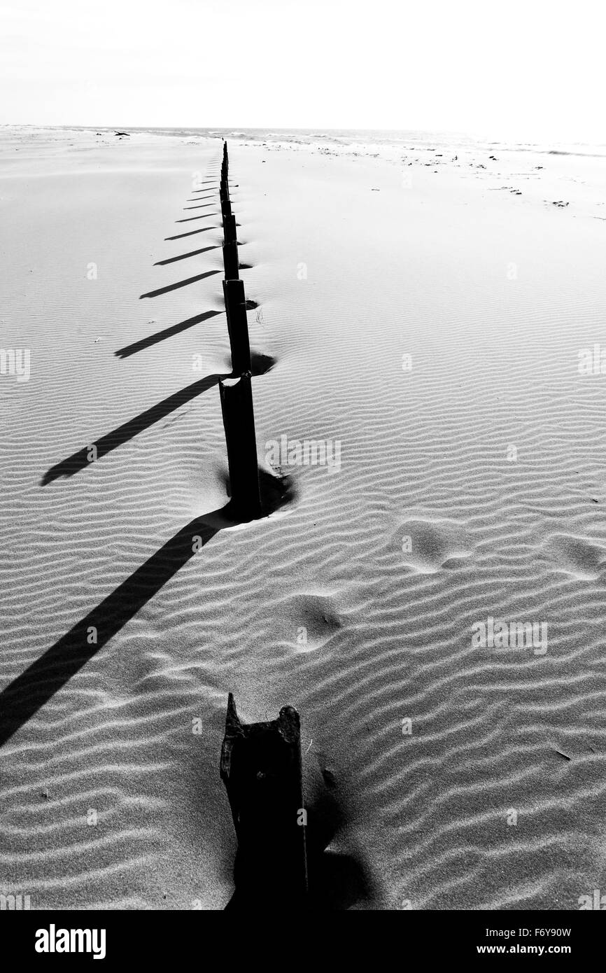 Image noir et blanc d'une des barrières de sable dans le sud de la France Banque D'Images