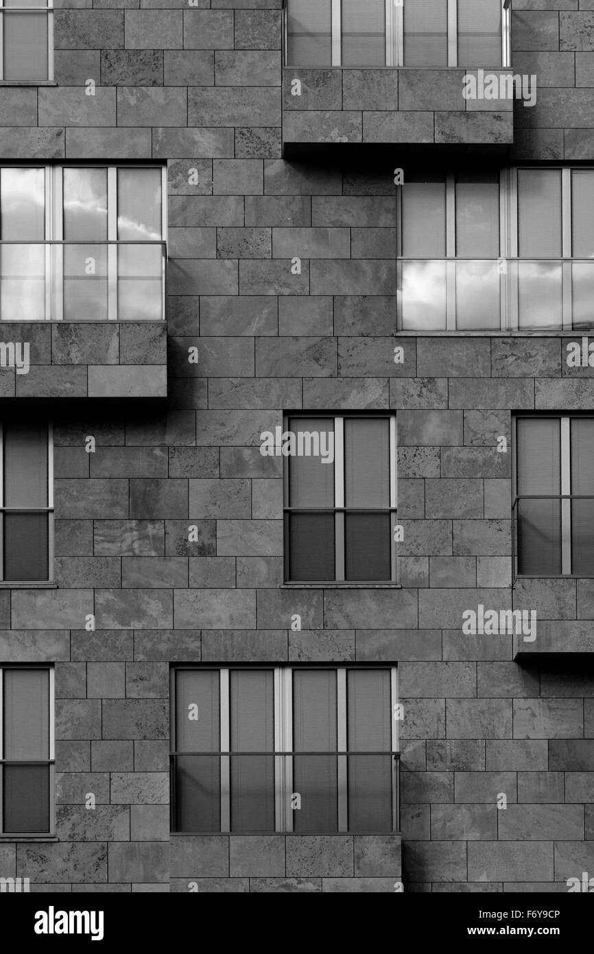 Le noir et blanc façade d'un immeuble à Berlin, Allemagne Banque D'Images