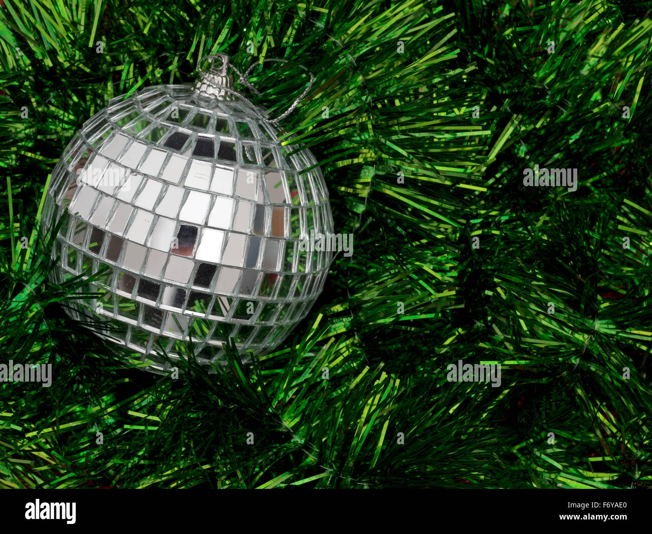 Mirror ball style décoration d'arbre de Noël sur green tresse. Banque D'Images