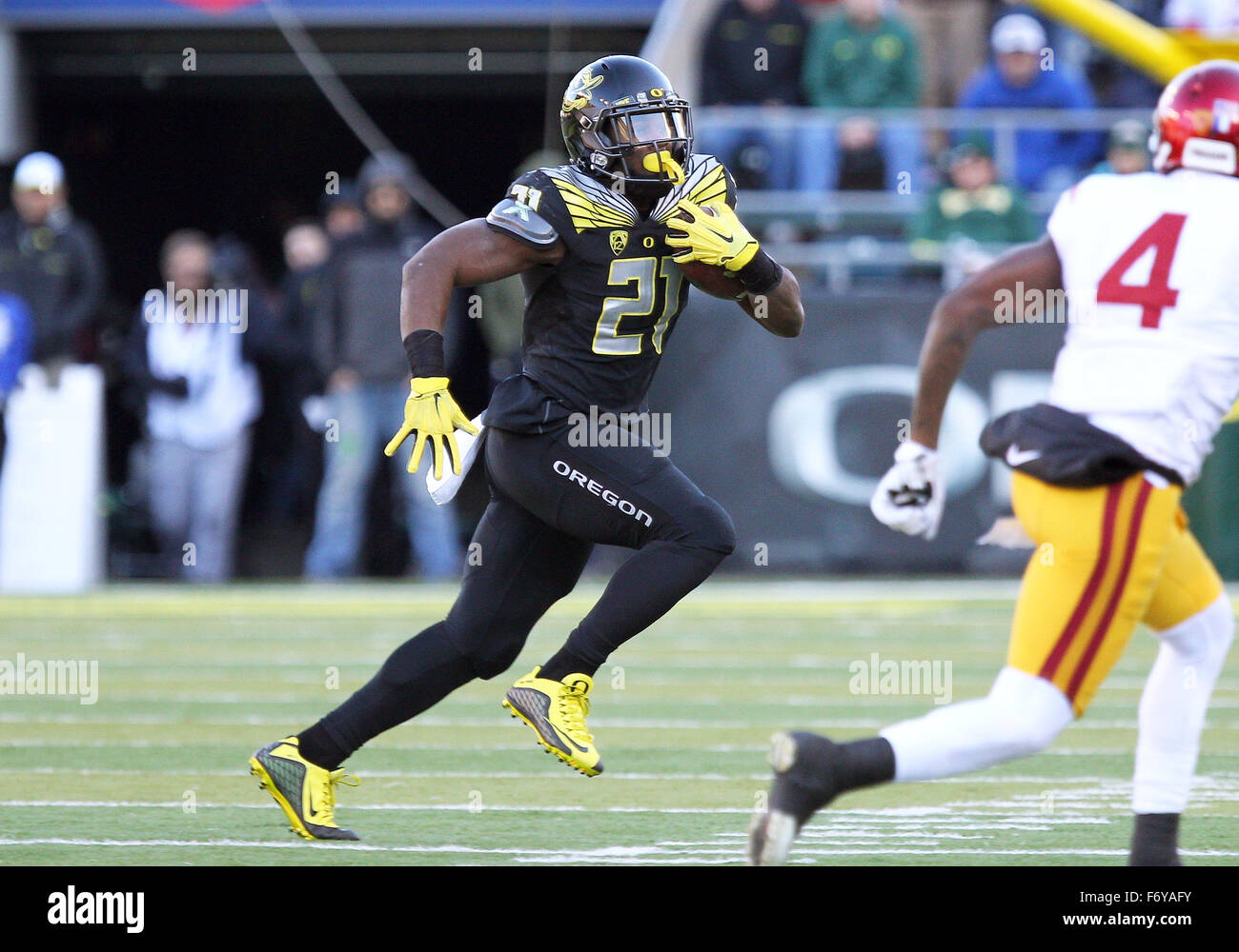 Autzen Stadium, Eugene, OR, USA. 21 Nov, 2015. Oregon Ducks d'utiliser de nouveau Royce Freeman (21) exécute le NCAA Football pendant le match de football entre les canards et les USC Trojans à Autzen Stadium, Eugene, OR. Larry C. Lawson/CSM/Alamy Live News Banque D'Images