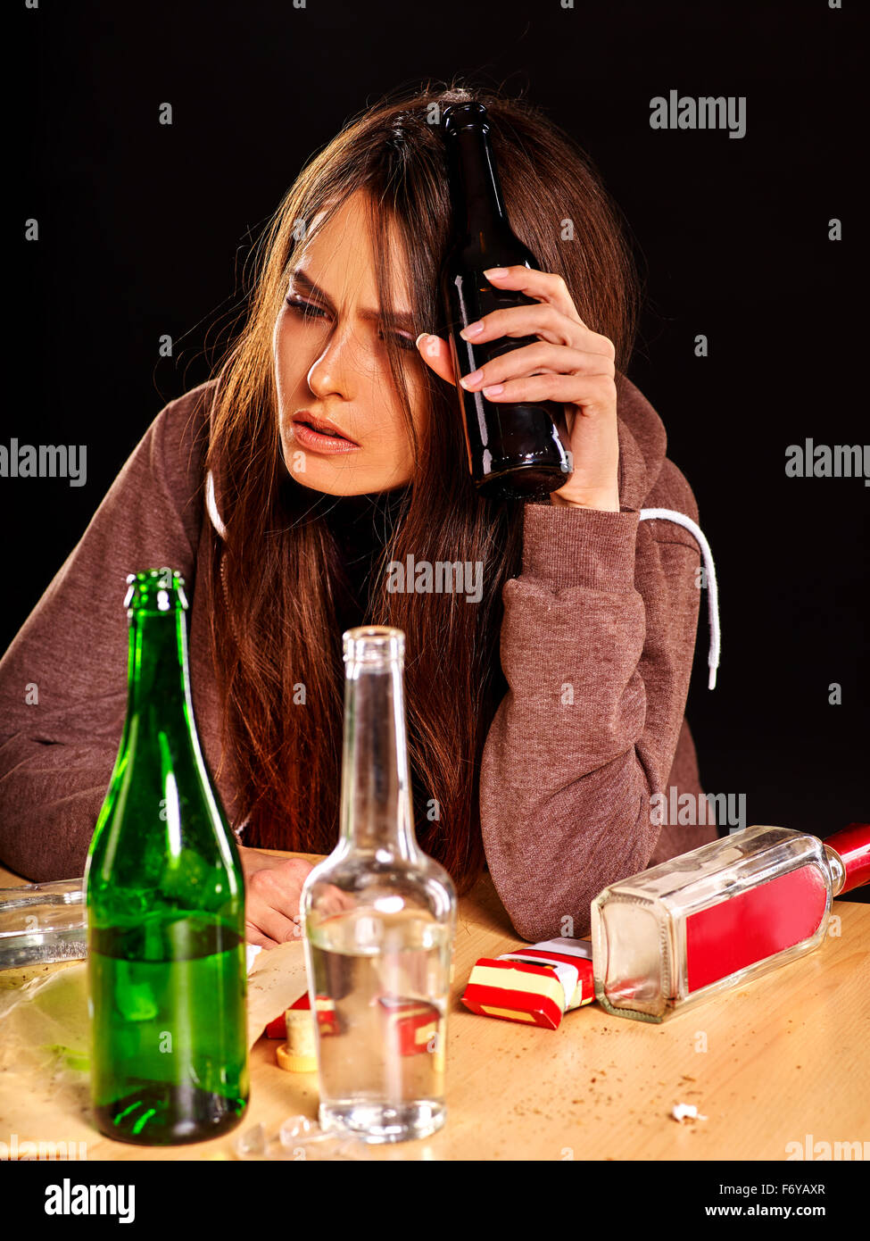 Drunk girl holding bouteille de vodka. Banque D'Images