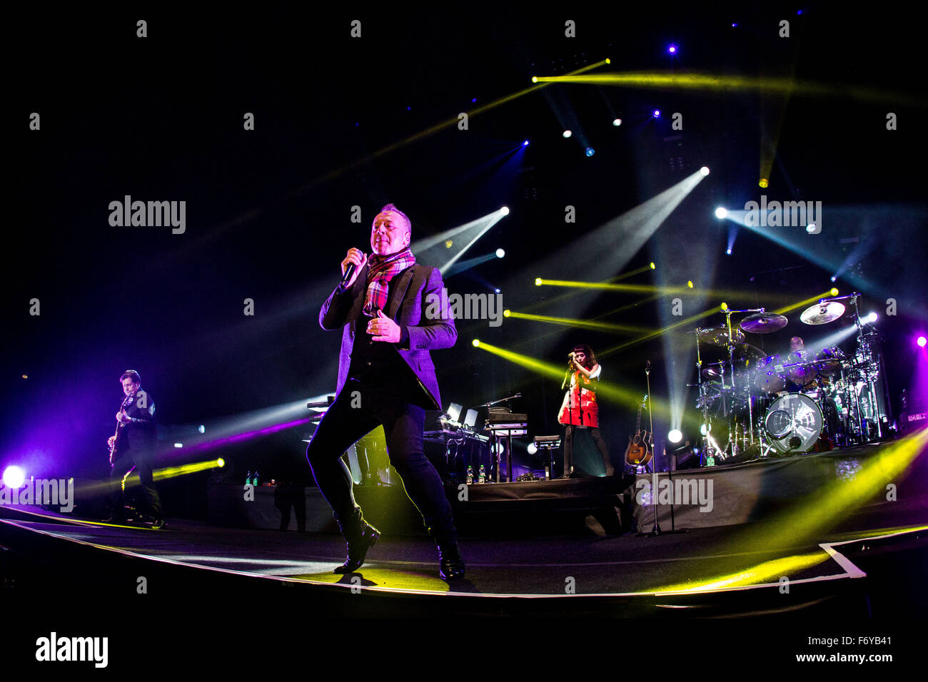 Assago Milan, Italie. 21 novembre, 2015. Simple Minds en concert à mediolaun crédit forum : Roberto finizio/ alamy live news Banque D'Images