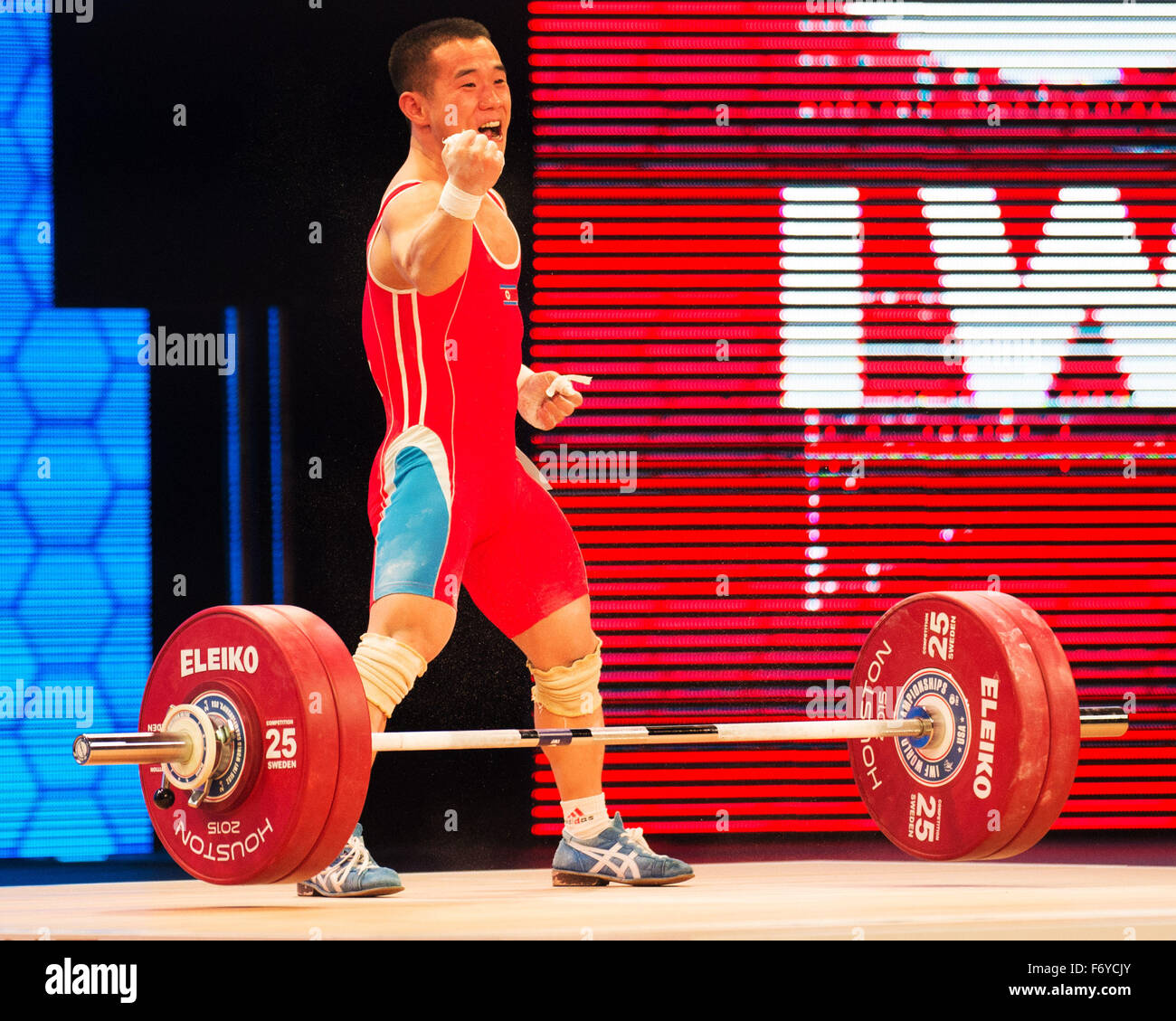 Houston, Texas, USA. 21 novembre, 2015. 56 L'haltérophile kilo ,Om Yun Chol, célèbre a131 kilo snatch dans sur le chemin de la victoire aux Championnats du monde d'haltérophilie l'Houston, Texas. Credit : Brent Clark/Alamy Live News Banque D'Images