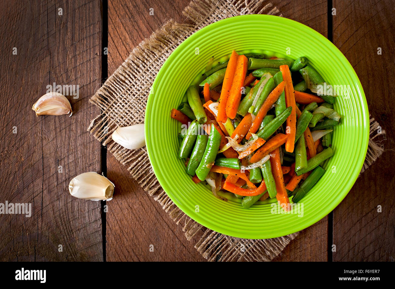 Haricots verts sautés avec les carottes, l'oignon et l'ail Banque D'Images