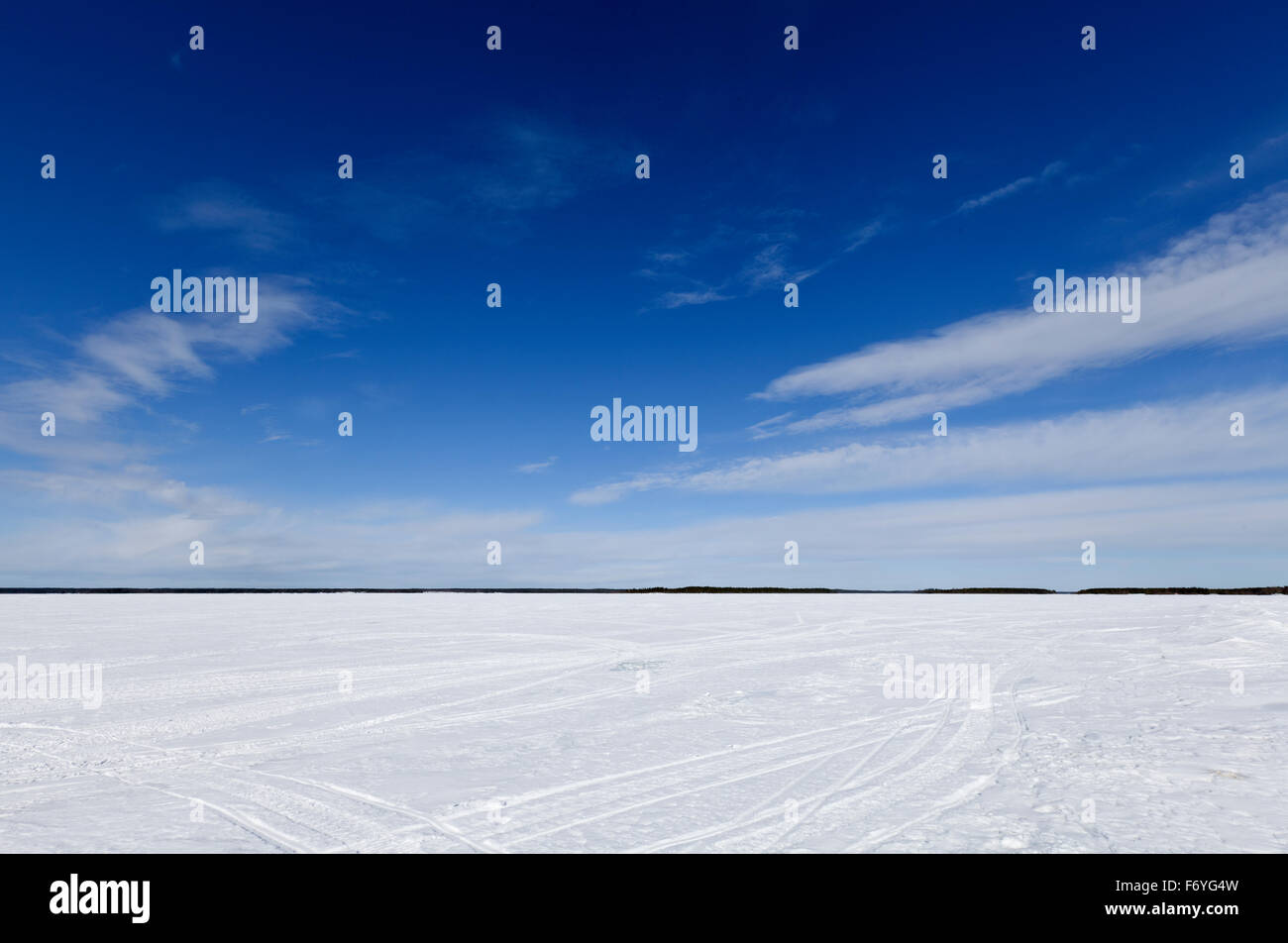 Un soleil brillant au-dessus de la mer gelée. La glace rugueuse sur la mer, certains dérivé de la glace et de la neige. Port à distance. Banque D'Images