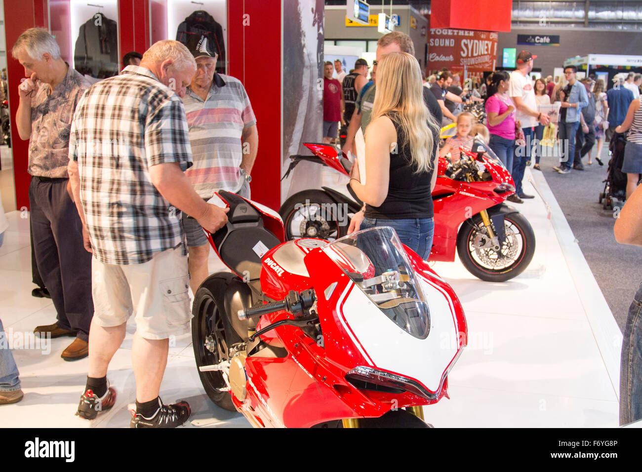 Sydney, Australie. 22 novembre, 2015. Salon de la moto de Sydney de Sydney Olympic Park, Sydney, Australie,Homebush. Stand Ducati. Modèle : crédit10/Alamy Live News Banque D'Images