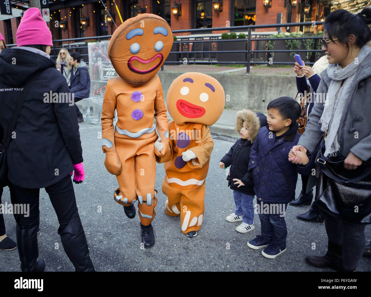 Vancouver, Canada. 21 Nov, 2015. Des gens habillés comme gingerbread men prendre part à l'événement Ville de bonbons à Vancouver, Canada, le 21 novembre, 2015. Des milliers de résidants de Vancouver a participé à la 4e conférence annuelle de l'événement Ville Bonbons Samedi, le préchauffage pour la saison des fêtes. Credit : Liang Sen/Xinhua/Alamy Live News Banque D'Images