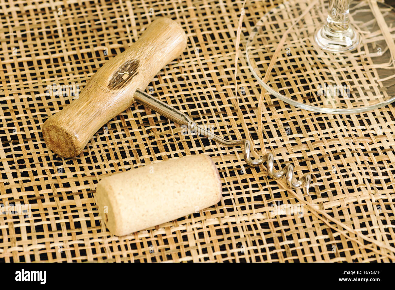 Sur la table, tire-bouchon et wine Cork et de verre fermer Banque D'Images