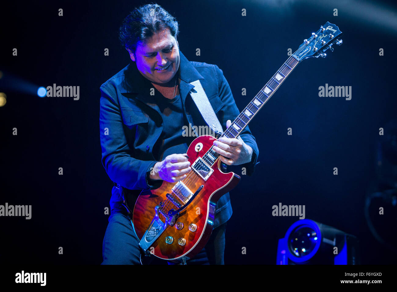 Milan, Italie. 21 novembre, 2015. Le groupe de rock écossais Simple Minds effectue sur scène à Mediolanum Forum au cours de la 'Big Music Tour 2015' Credit : Rodolfo Sassano/Alamy Live News Banque D'Images