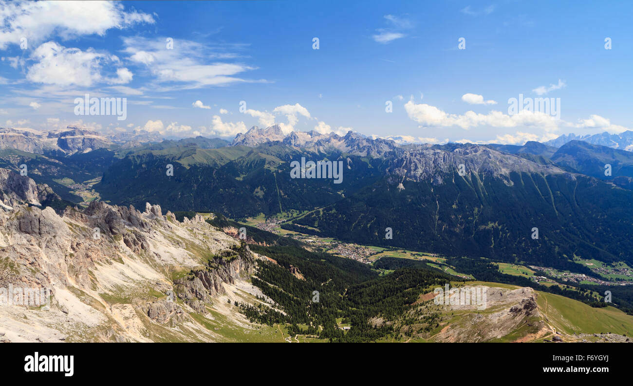Vue aérienne de la Vallée de Fassa de Roda di Vael mount, Trentin, Italie Banque D'Images