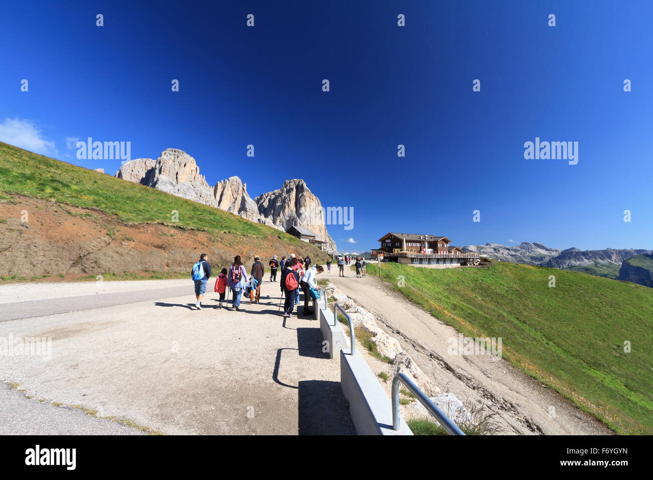 Vue d'été du Col Rodella avec Sassolnugo sur fond de montage Banque D'Images