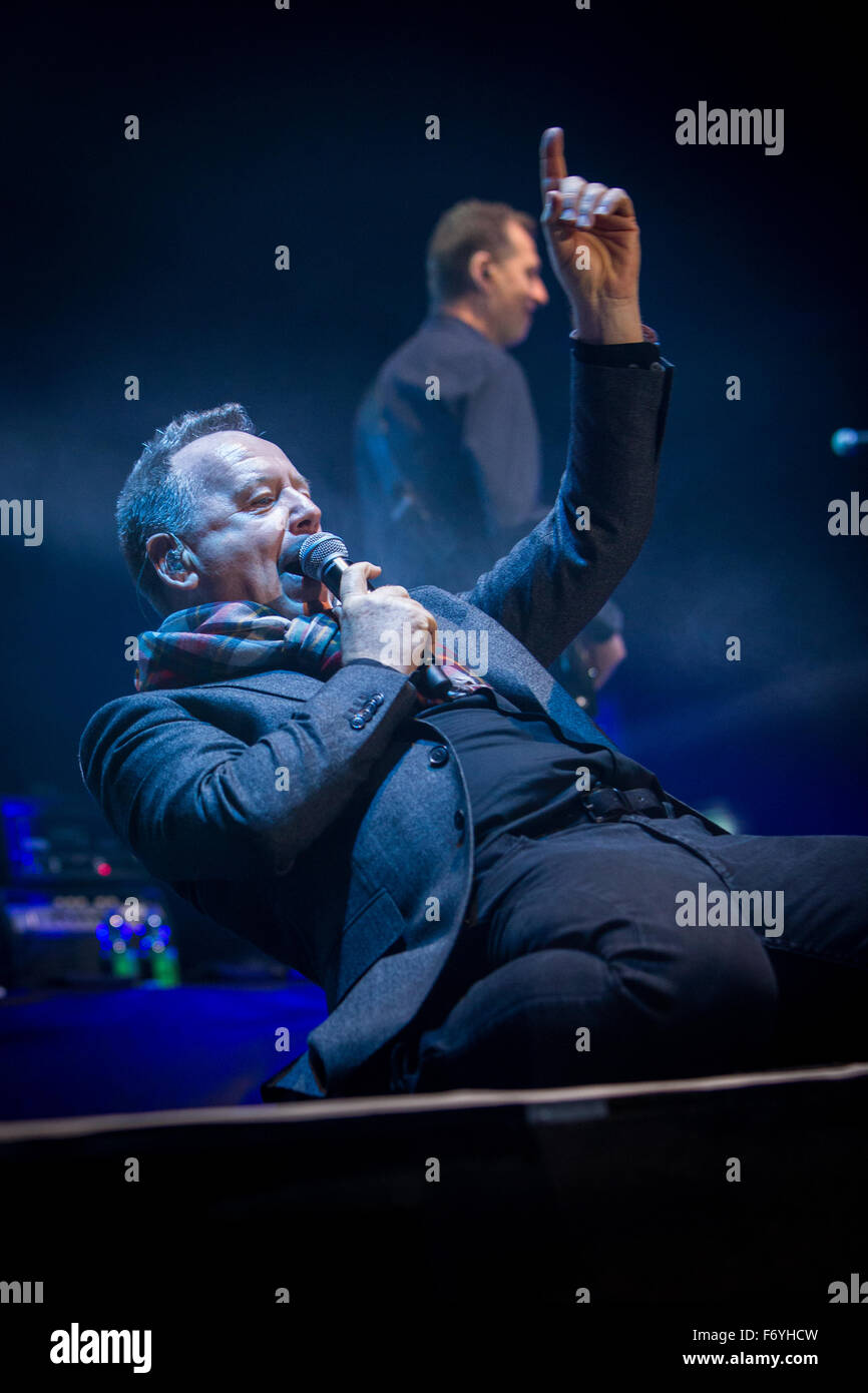 Milan, Italie. 21 novembre, 2015. Le groupe de rock écossais Simple Minds effectue sur scène à Mediolanum Forum au cours de la 'Big Music Tour 2015' Credit : Rodolfo Sassano/Alamy Live News Banque D'Images