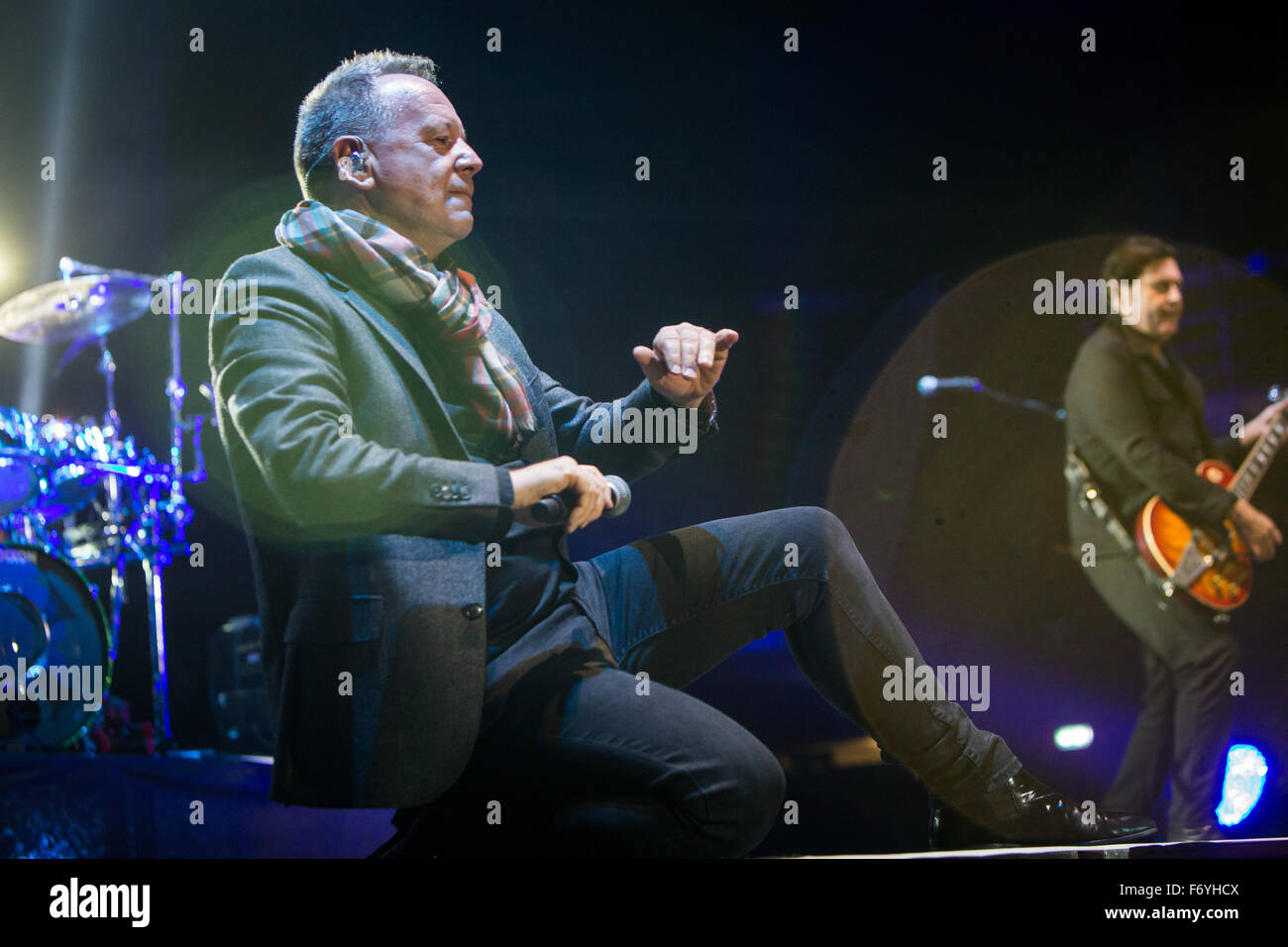 Milan, Italie. 21 novembre, 2015. Le groupe de rock écossais Simple Minds effectue sur scène à Mediolanum Forum au cours de la 'Big Music Tour 2015' Credit : Rodolfo Sassano/Alamy Live News Banque D'Images