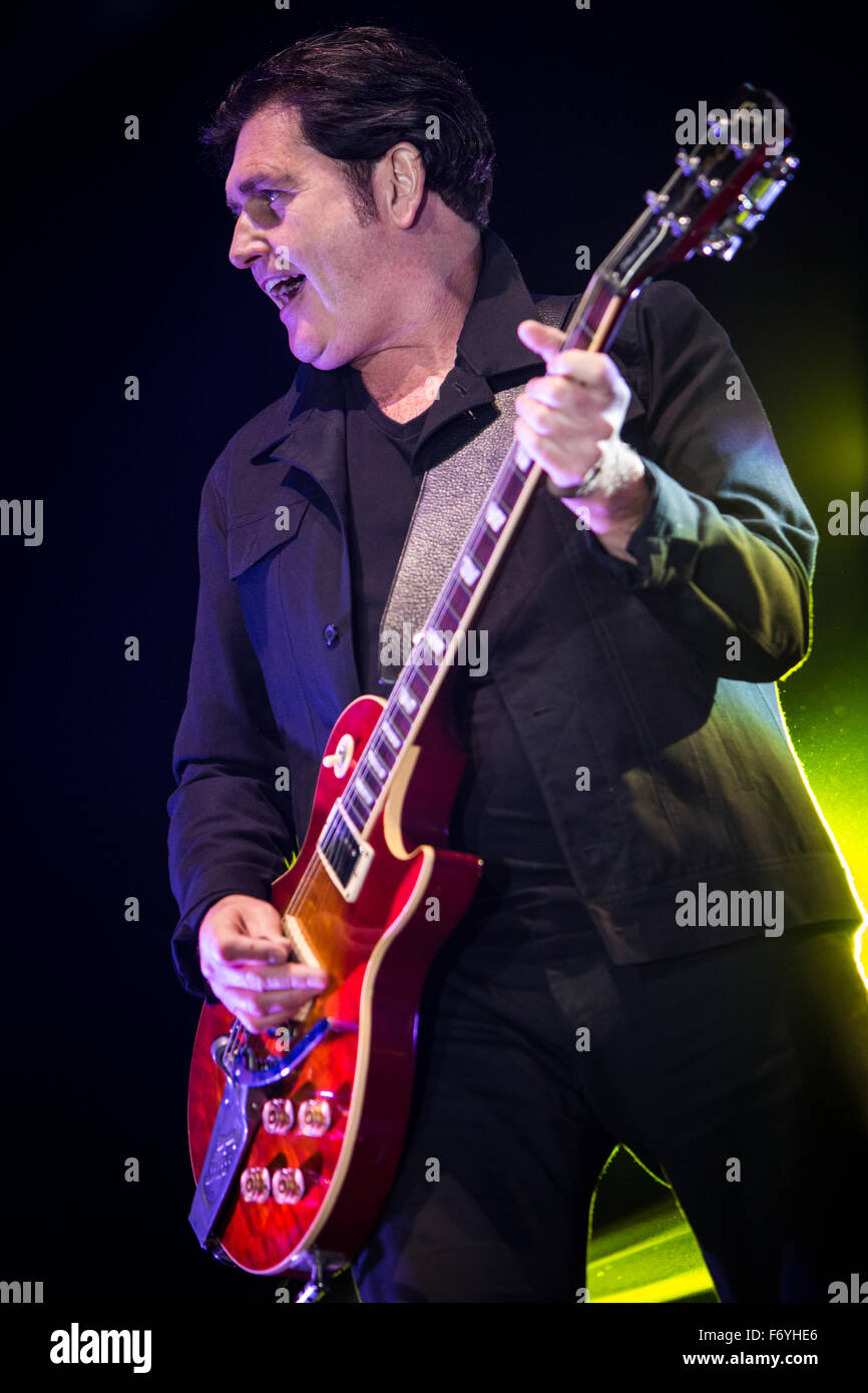 Milan, Italie. 21 novembre, 2015. Le groupe de rock écossais Simple Minds effectue sur scène à Mediolanum Forum au cours de la 'Big Music Tour 2015' Credit : Rodolfo Sassano/Alamy Live News Banque D'Images