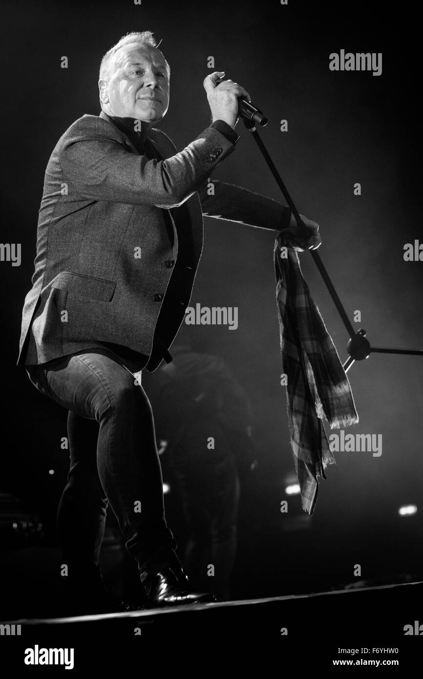 Milan, Italie. 21 novembre, 2015. Le groupe de rock écossais Simple Minds effectue sur scène à Mediolanum Forum au cours de la 'Big Music Tour 2015' Credit : Rodolfo Sassano/Alamy Live News Banque D'Images