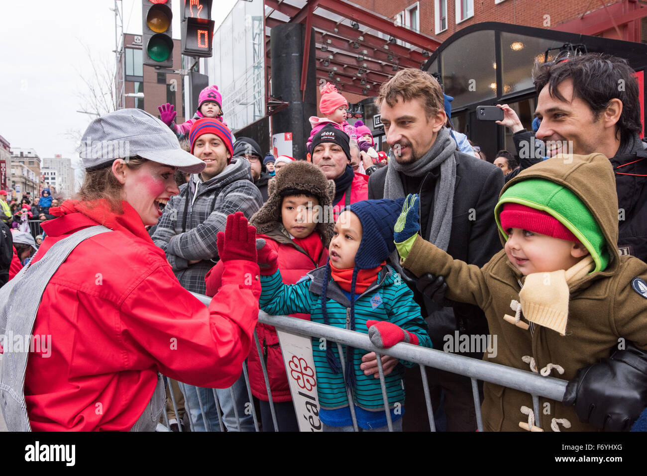 Montréal, Canada. 21 novembre, 2015. Des milliers de personnes, dont des dizaines d'enfants, se sont réunis le samedi 21 novembre, pour assister à la traditionnelle parade du Père Noël au centre-ville de Montréal. Il a été cette année, la 65e édition du défilé populaire, qui marque officiellement l'ouverture de la saison de vacances et offre quelques moments magiques pour les enfants de la ville. Selon les organisateurs, la Parade du Père Noël attire environ 300 000 personnes de plus chaque année. Credit : Megapress/Alamy Live News Banque D'Images